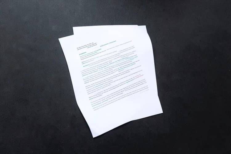 Documento com texto e linhas, simbolizando uma proposta comercial.