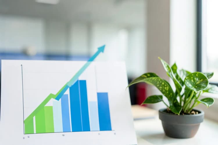 Gráfico de barras ascendente com uma planta crescendo ao lado, simbolizando crescimento de vendas.