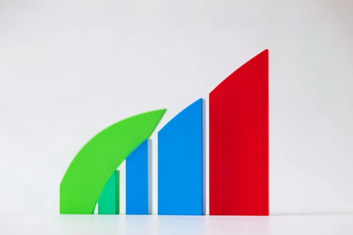 Gráfico de barras ascendente simbolizando crescimento e resultados em vendas.