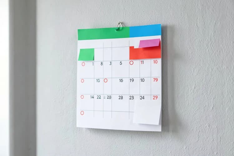 Calendário com marcações e notas sobre planejamento de vendas.