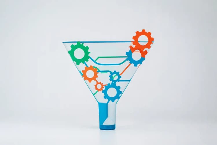 Gráfico de funil de vendas com ícones de engrenagens e conexões, simbolizando a integração com um CRM.