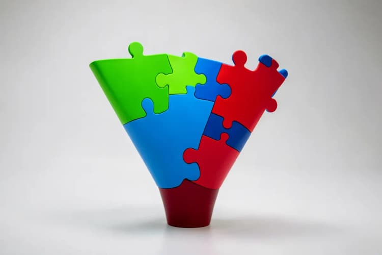Um gráfico de funil de vendas sendo otimizado com peças de quebra-cabeça se encaixando, representando um CRM.